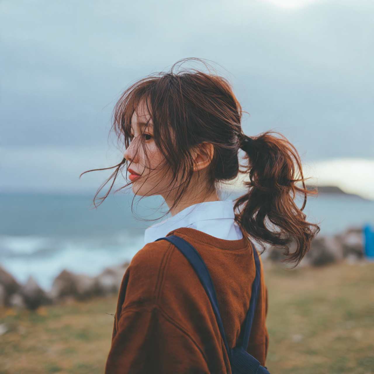 a girl having easy school soft low ponytail hairst