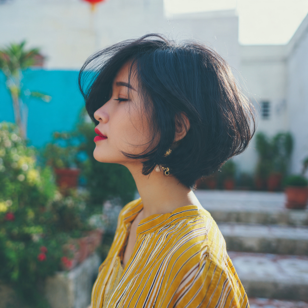 an attractive woman having ear length classic cut