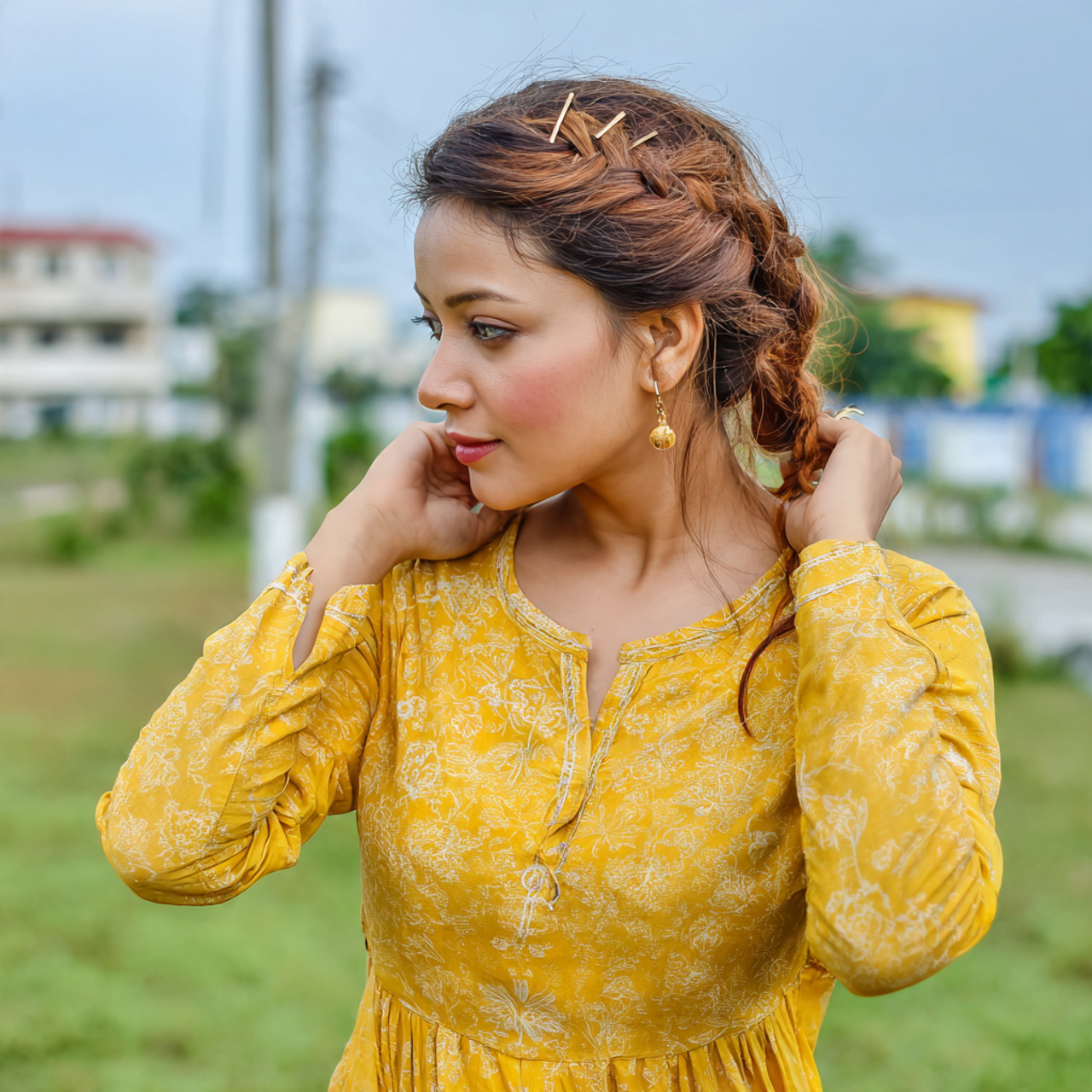 Easy Hairstyles On Kurti That Look Effortless and Beautiful 10 an attractive woman in kurti having easy simple cl