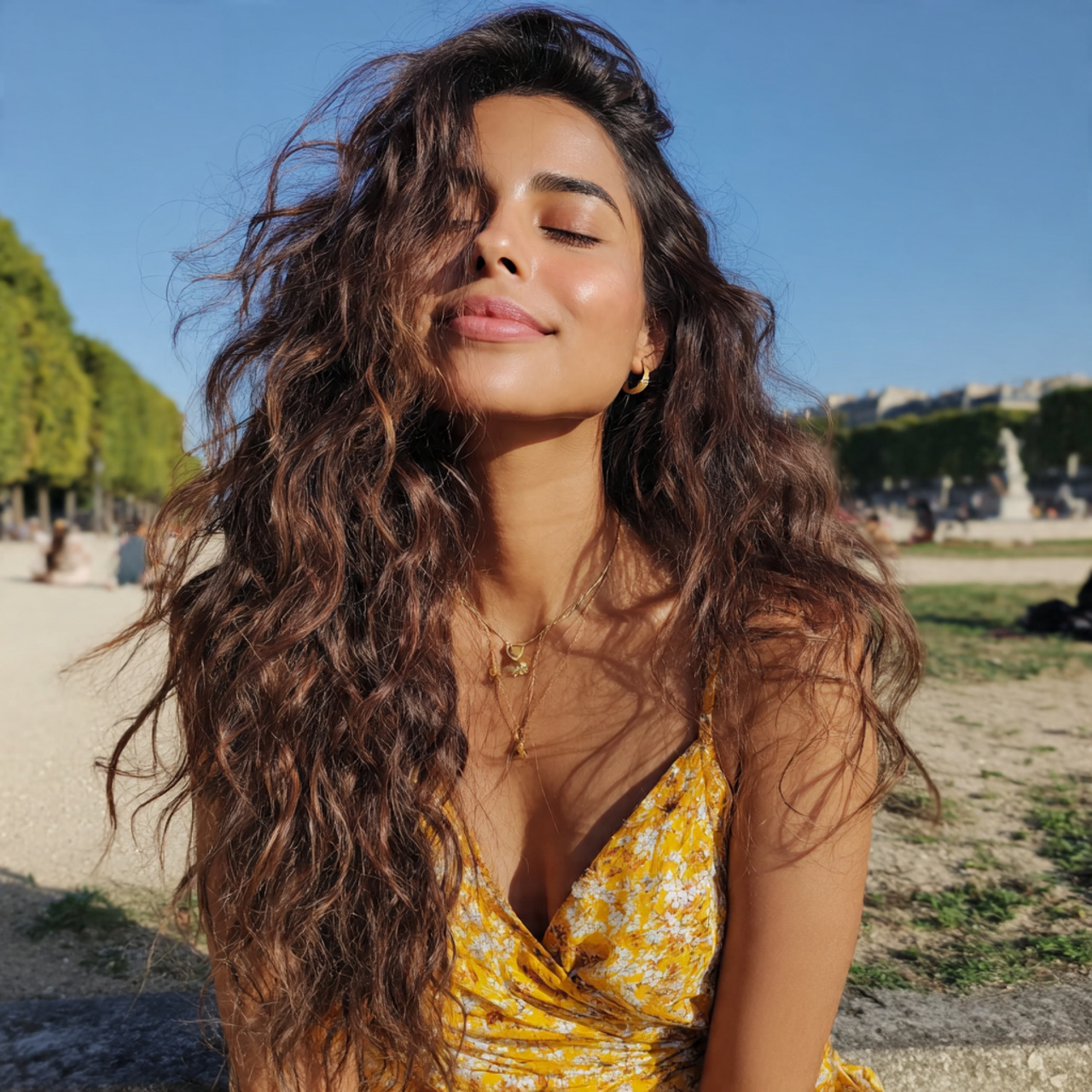 Easy Hairstyles For Beginners: 10 Quick and Stylish Looks for Everyday Life 9 an attractive women having easy beginner loose wav