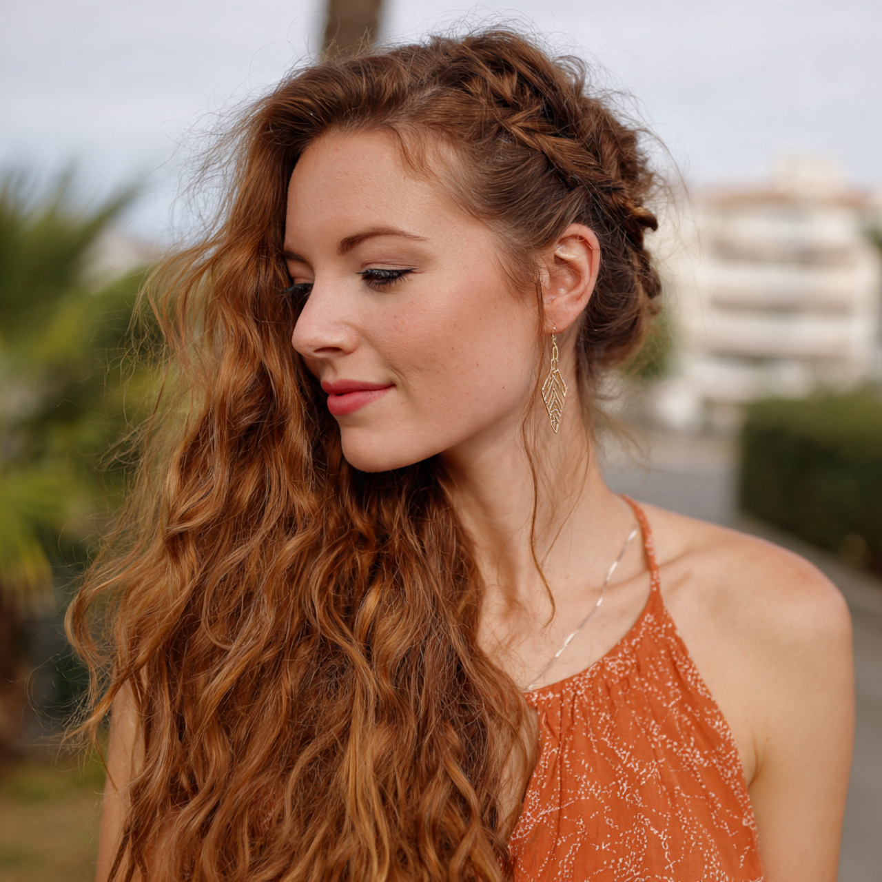 Easy Hairstyles For Beginners: 10 Quick and Stylish Looks for Everyday Life 6 an attractive women having easy beginner side swep