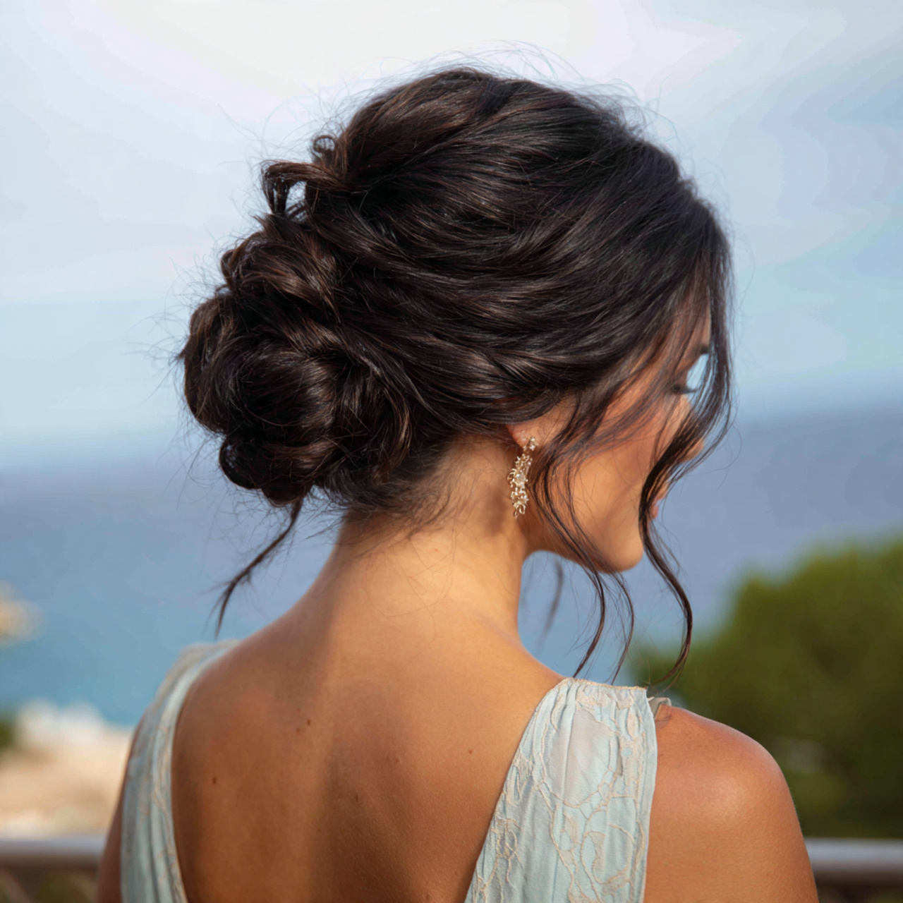 Easy Party Hairstyles: Simple Looks That Feel Stylish and Fun 2 an attractive women having easy low textured party