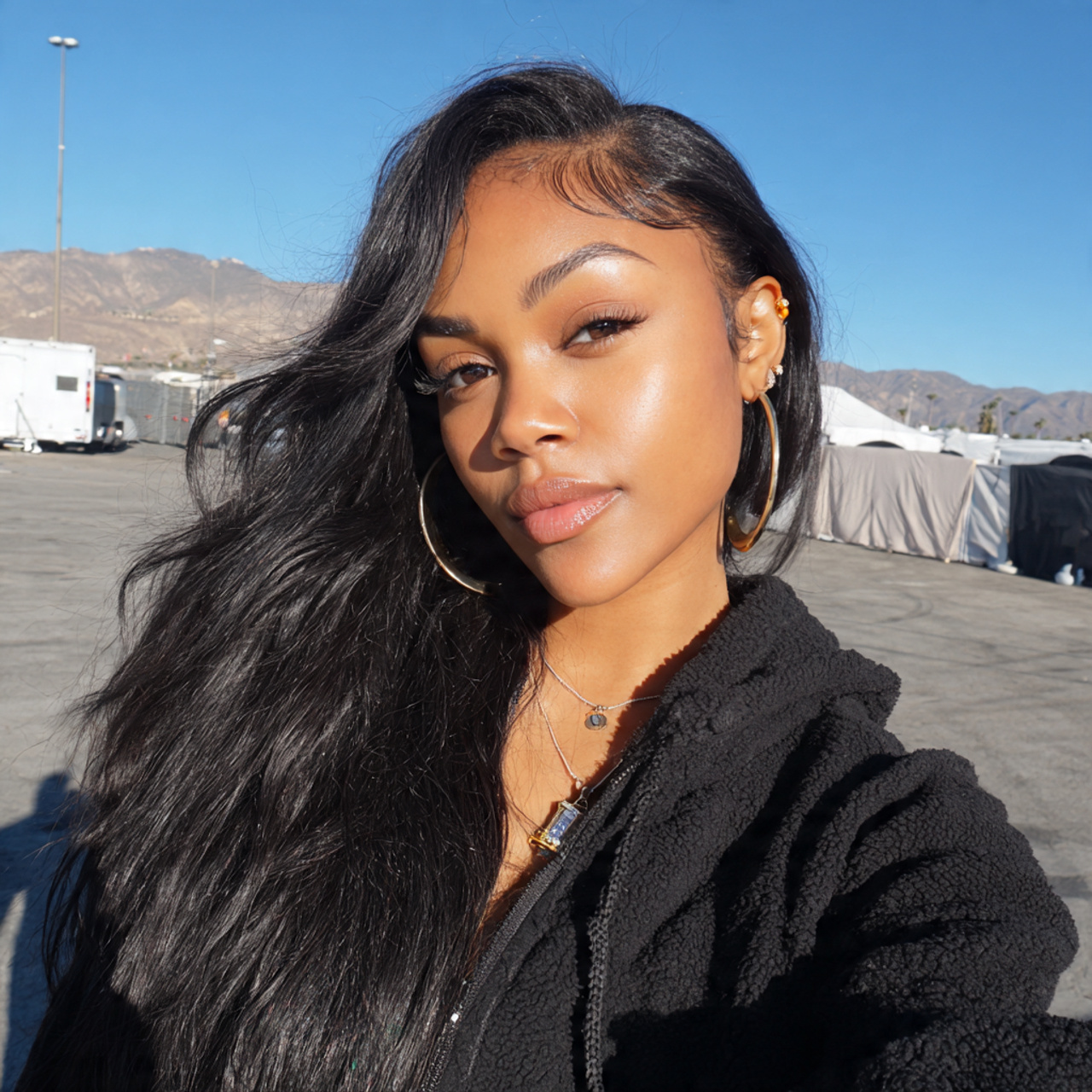 an attractive women having easy side part glam wea