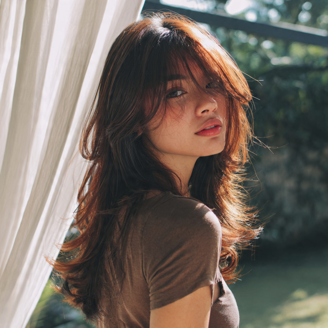 12 Easy Hairstyles for Everyday Beauty and Comfort 11 an attractive women having soft curtain bang style